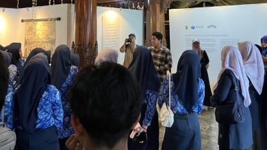 Siswa SMP Muhammadiyah Keling mendengarkan penjelasan pemandu saat kunjungan edukatif di salah satu lokasi bersejarah di Jepara dalam rangka wisata religi.