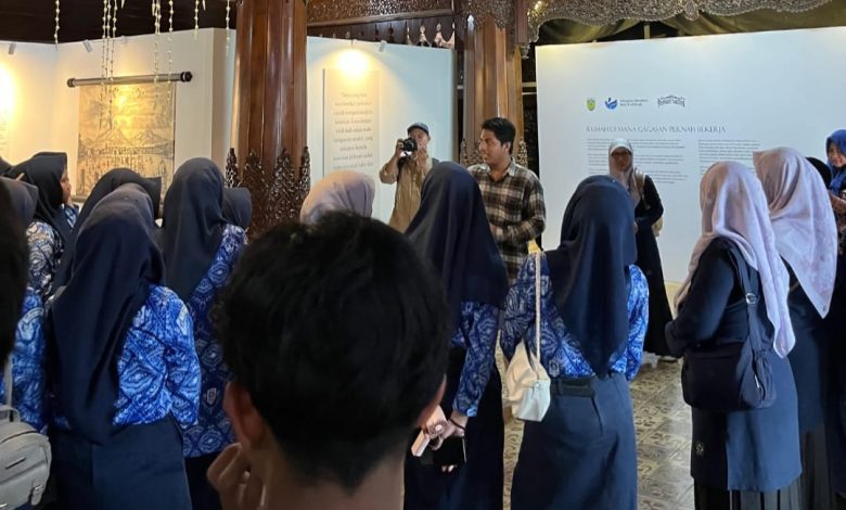 Siswa SMP Muhammadiyah Keling mendengarkan penjelasan pemandu saat kunjungan edukatif di salah satu lokasi bersejarah di Jepara dalam rangka wisata religi.