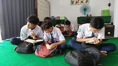 Siswa SMP Muhammadiyah Keling mengikuti kegiatan tahfidz Al-Qur’an di ruang tahfidz sekolah sebelum program Reward Edureligi Jepara.
