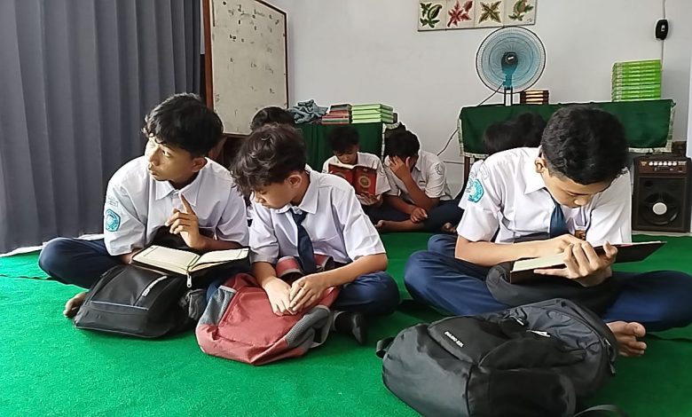 Siswa SMP Muhammadiyah Keling mengikuti kegiatan tahfidz Al-Qur’an di ruang tahfidz sekolah sebelum program Reward Edureligi Jepara.