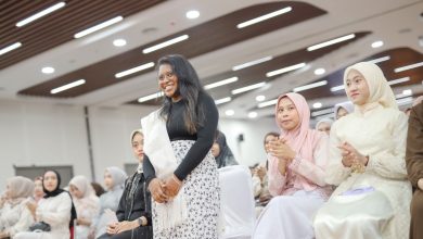 Wisudawati FEB UMS asal Madagaskar, Ratsimandresy Neciah Fahombiazana, mengikuti prosesi pelepasan calon alumni di Surakarta.