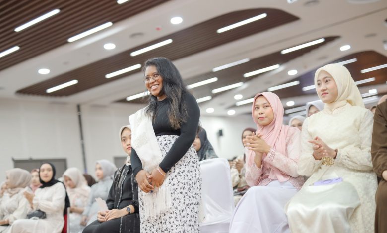 Wisudawati FEB UMS asal Madagaskar, Ratsimandresy Neciah Fahombiazana, mengikuti prosesi pelepasan calon alumni di Surakarta.