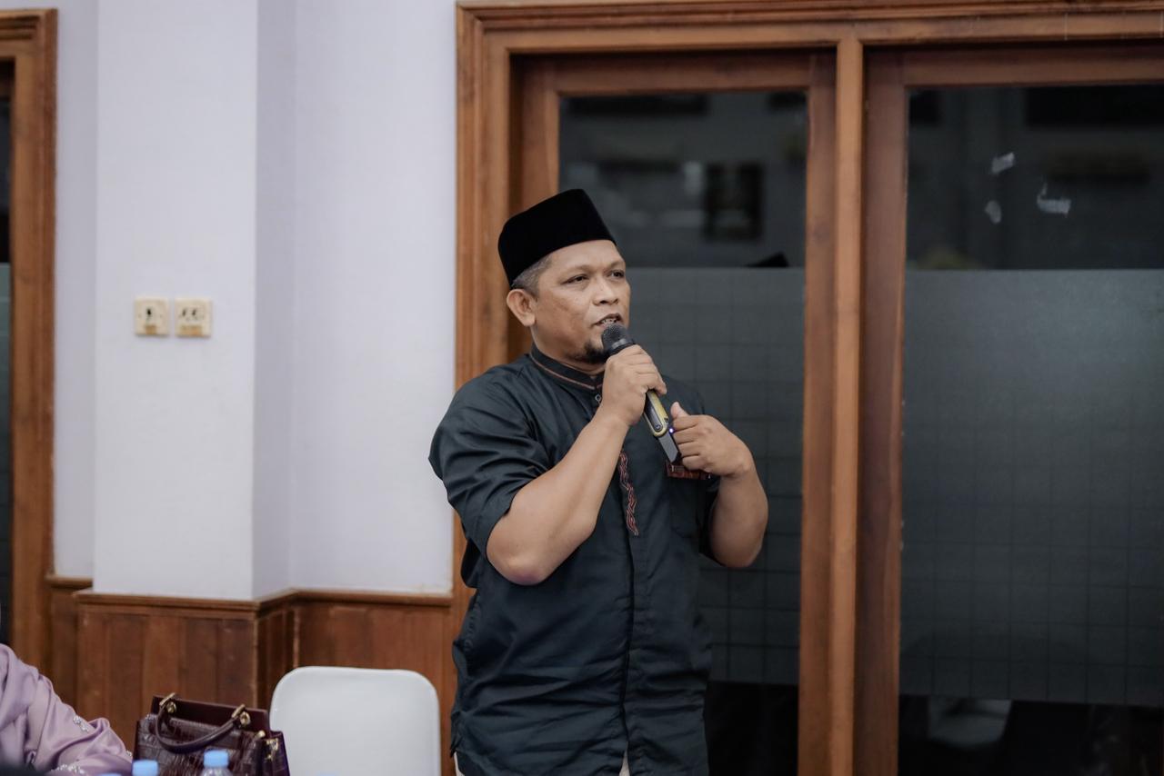 Sayuti, orang tua calon wisudawan asal Riau, menyampaikan apresiasi kepada UMS dalam kegiatan Malibujari.