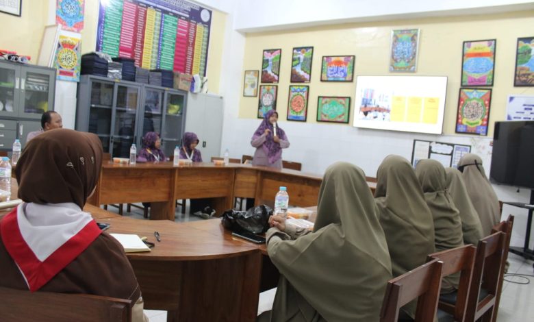 Rombongan SDTQ Al Ikhlas Mojolaban mengikuti sesi pemaparan saat studi tiru di SD Muhammadiyah Palur Program Khusus.