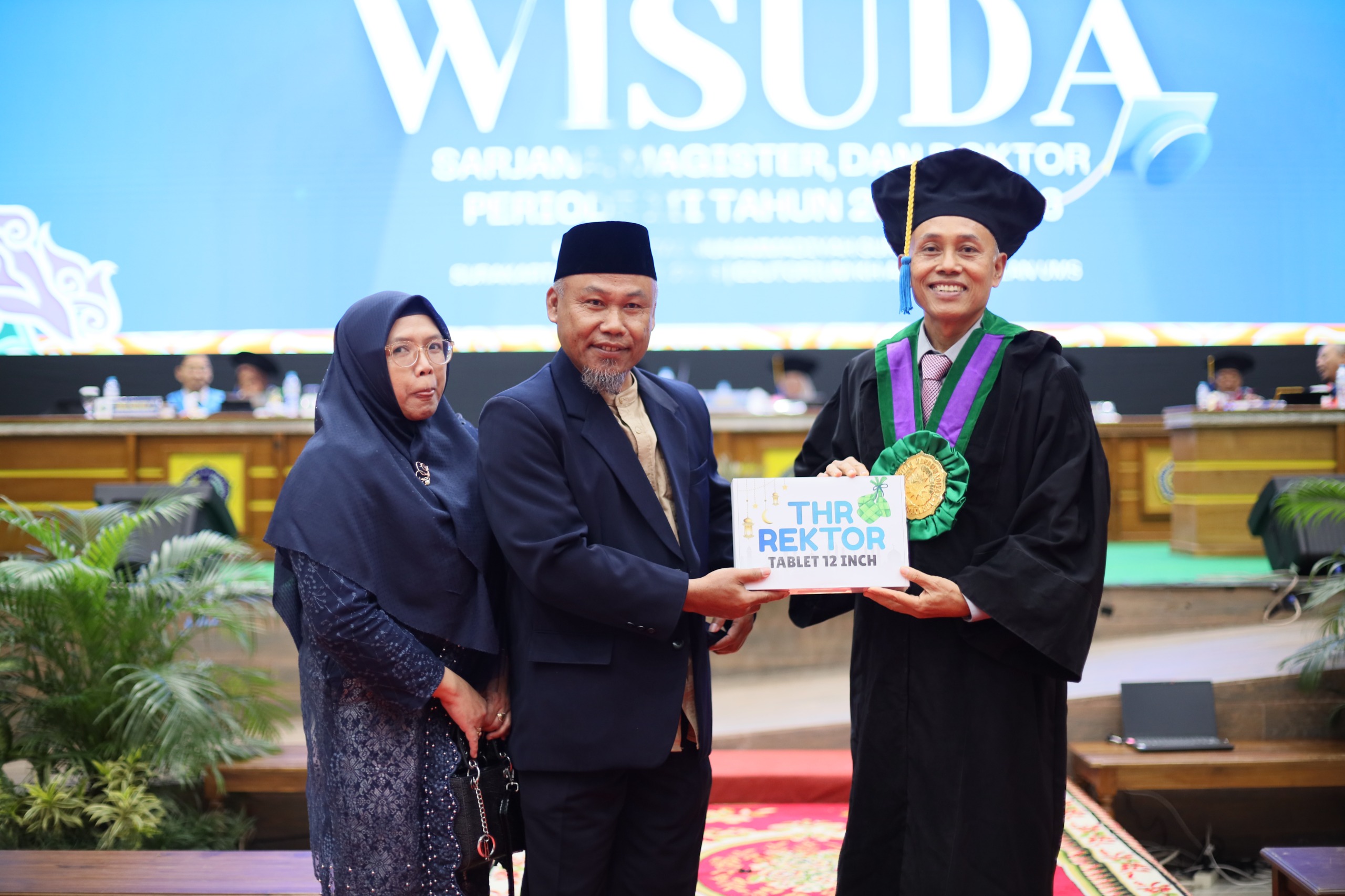 Perwakilan keluarga alumni menerima apresiasi berupa tablet dalam prosesi wisuda UMS.