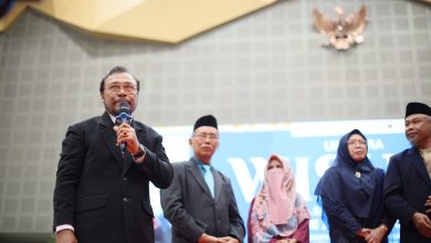 Wali wisudawan menyampaikan pernyataan dalam prosesi wisuda UMS terkait apresiasi atas kesempatan studi lanjut S2/S3 gratis 100 persen.
