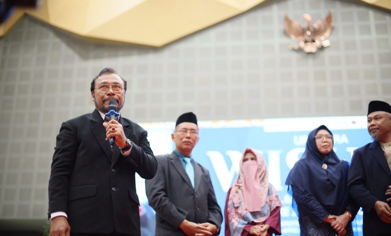 Wali wisudawan menyampaikan pernyataan dalam prosesi wisuda UMS terkait apresiasi atas kesempatan studi lanjut S2/S3 gratis 100 persen.