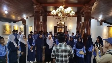 Siswa SMP Muhammadiyah Keling mengikuti sesi penjelasan pemandu saat kunjungan eduwisata sejarah di Museum Kartini Jepara.