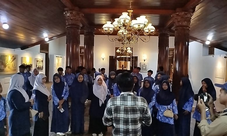 Siswa SMP Muhammadiyah Keling mengikuti sesi penjelasan pemandu saat kunjungan eduwisata sejarah di Museum Kartini Jepara.