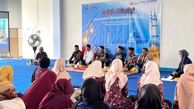 Suasana Halal Bihalal Tegal Muhammadiyah University di Aula Kampus 1 TMU, Kalibakung, yang dihadiri pimpinan, civitas akademika, dan tamu undangan.