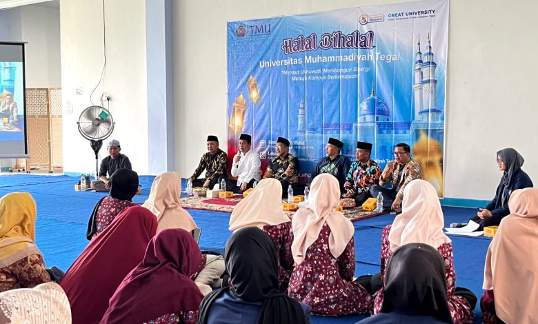 Suasana Halal Bihalal Tegal Muhammadiyah University di Aula Kampus 1 TMU, Kalibakung, yang dihadiri pimpinan, civitas akademika, dan tamu undangan.