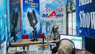 Mahasiswa TMU mengikuti siaran langsung di studio Slawi FM sebagai bagian dari pelatihan public speaking LPM Buya Hamka.