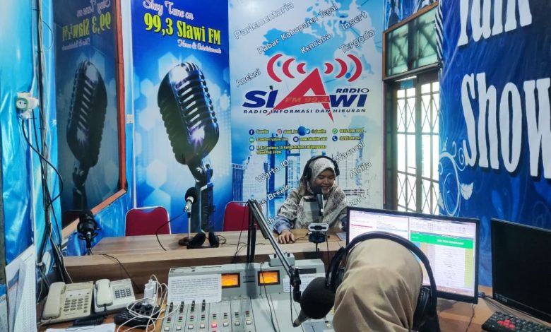 Mahasiswa TMU mengikuti siaran langsung di studio Slawi FM sebagai bagian dari pelatihan public speaking LPM Buya Hamka.