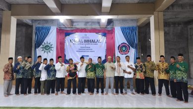 Pengurus PRM Canden berfoto bersama usai pengukuhan oleh PCM Sambi di Masjid At-Taqwa PonpesMU Manafi’ul ‘Ulum Canden, Boyolali.