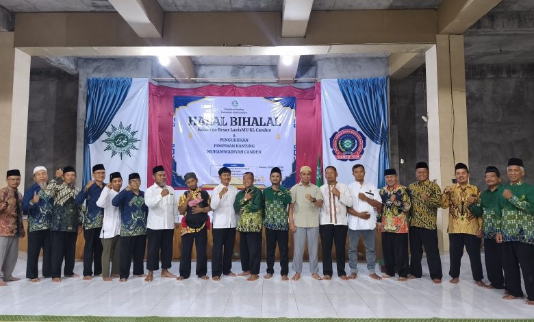 Pengurus PRM Canden berfoto bersama usai pengukuhan oleh PCM Sambi di Masjid At-Taqwa PonpesMU Manafi’ul ‘Ulum Canden, Boyolali.