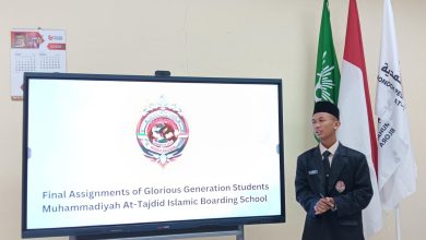 Santri SMA At-Tajdid Blora mempresentasikan karya tulis ilmiah dalam kegiatan munaqosyah di Pondok Pesantren Muhammadiyah At-Tajdid Blora.