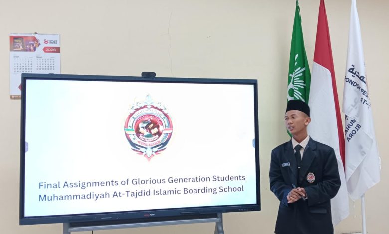 Santri SMA At-Tajdid Blora mempresentasikan karya tulis ilmiah dalam kegiatan munaqosyah di Pondok Pesantren Muhammadiyah At-Tajdid Blora.