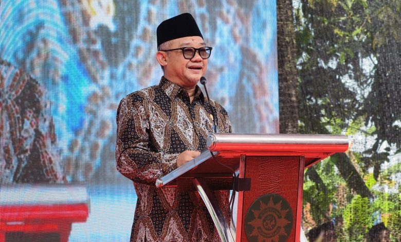 Narasumber utama menyampaikan tausiyah dalam Pengajian Akbar PDM Kabupaten Pekalongan di Kajen.
