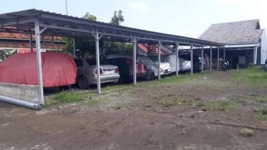 Fasilitas parkir mobil di area Masjid Al Mujahidin Songgom Lor yang disiapkan PCM Songgom untuk mendukung kenyamanan jamaah.