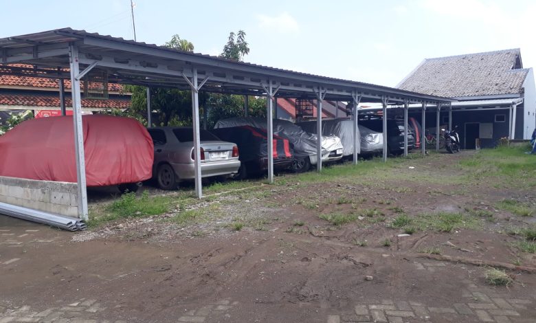 Fasilitas parkir mobil di area Masjid Al Mujahidin Songgom Lor yang disiapkan PCM Songgom untuk mendukung kenyamanan jamaah.