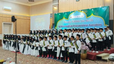 Puluhan siswa SD Muhammadiyah Program Khusus Banyudono mengikuti prosesi Wisuda Tahfiz Juz 30 di Hotel Azhima Colomadu, Boyolali.