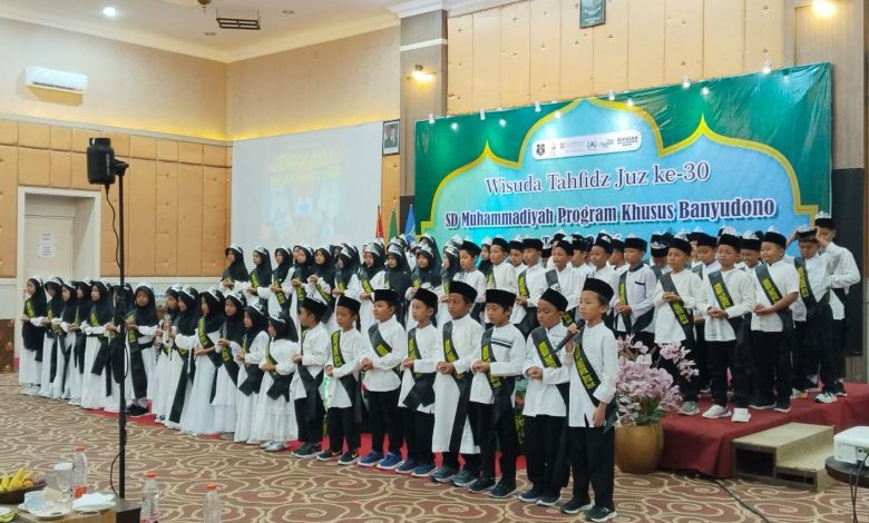 Puluhan siswa SD Muhammadiyah Program Khusus Banyudono mengikuti prosesi Wisuda Tahfiz Juz 30 di Hotel Azhima Colomadu, Boyolali.