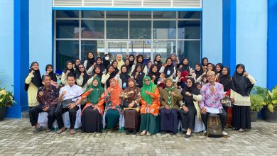 Peserta Darul Arqam Nasyiatul ‘Aisyiyah 2 dan Latihan Instruktur Nasyiatul ‘Aisyiyah 1 (DALINA) 2026 PDNA Rembang berfoto bersama usai kegiatan di depan gedung acara.