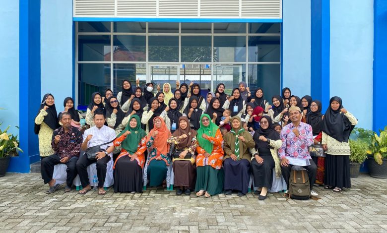 Peserta Darul Arqam Nasyiatul ‘Aisyiyah 2 dan Latihan Instruktur Nasyiatul ‘Aisyiyah 1 (DALINA) 2026 PDNA Rembang berfoto bersama usai kegiatan di depan gedung acara.