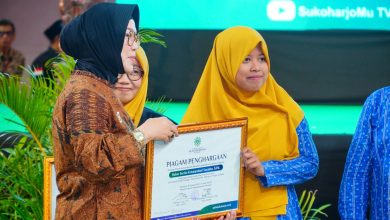 Penyerahan piagam penghargaan kepada guru SD Muhammadiyah Palur dalam ajang penghargaan Sekolah Berprestasi 2026 di Sukoharjo.