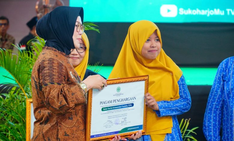 Penyerahan piagam penghargaan kepada guru SD Muhammadiyah Palur dalam ajang penghargaan Sekolah Berprestasi 2026 di Sukoharjo.