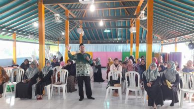 Ustaz Dwi Jatmiko menyampaikan ceramah dalam pengajian halalbihalal TK Aisyiyah Bustanul Athfal Joyosuran di Surakarta.