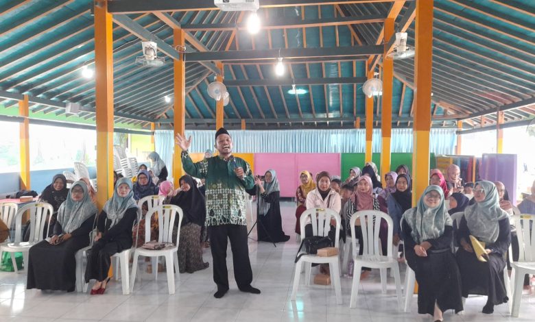 Ustaz Dwi Jatmiko menyampaikan ceramah dalam pengajian halalbihalal TK Aisyiyah Bustanul Athfal Joyosuran di Surakarta.