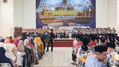 Suasana silaturahmi jamaah haji dan pelepasan calon jamaah haji KBIHU Gema Arofah Wonosobo tahun 2026 di Gedung Adipura Kencana.