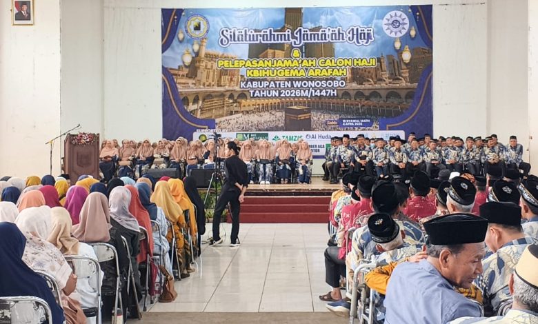 Suasana silaturahmi jamaah haji dan pelepasan calon jamaah haji KBIHU Gema Arofah Wonosobo tahun 2026 di Gedung Adipura Kencana.