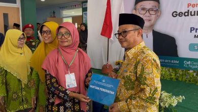 Prof. Abdul Mu’ti menyerahkan bantuan pemerintah saat peresmian gedung baru TK ABA 31 Ngaliyan, Semarang.