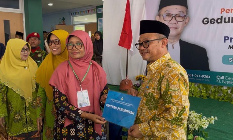 Prof. Abdul Mu’ti menyerahkan bantuan pemerintah saat peresmian gedung baru TK ABA 31 Ngaliyan, Semarang.