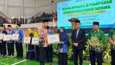 Penyerahan piagam penghargaan kepada SMP Ahmad Dahlan dalam acara Halalbihalal Keluarga Muhammadiyah Sukoharjo di GOR Bung Karno.