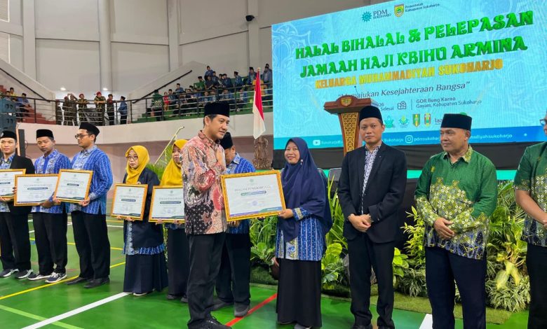 Penyerahan piagam penghargaan kepada SMP Ahmad Dahlan dalam acara Halalbihalal Keluarga Muhammadiyah Sukoharjo di GOR Bung Karno.