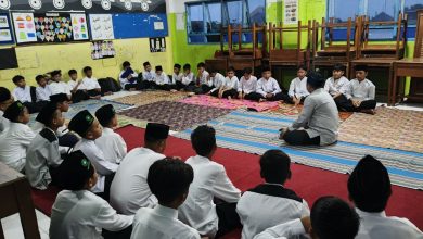 Siswa kelas 6 MIM Kauman mengikuti kegiatan MABIT di ruang kelas sebagai bagian dari pembinaan iman, mental, dan persiapan menghadapi ujian.