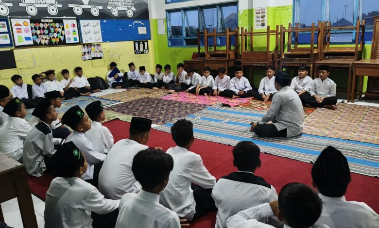 Siswa kelas 6 MIM Kauman mengikuti kegiatan MABIT di ruang kelas sebagai bagian dari pembinaan iman, mental, dan persiapan menghadapi ujian.