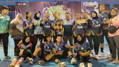 Tim voli putri berfoto bersama usai meraih juara pada ajang SMK MUMA Cup 2026 di GOR Muhammadiyah Majenang.