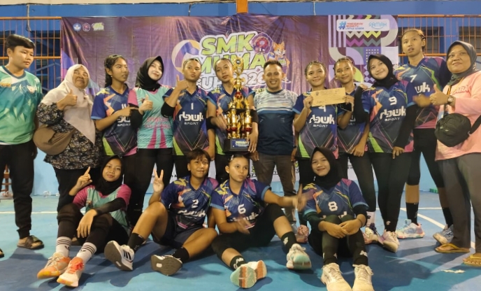 Tim voli putri berfoto bersama usai meraih juara pada ajang SMK MUMA Cup 2026 di GOR Muhammadiyah Majenang.