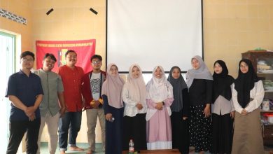 Peserta bedah SOP perlindungan kader PC IMM Ahmad Dahlan Kota Surakarta berfoto bersama usai kegiatan bersama DPD IMM Jawa Tengah di Surakarta.
