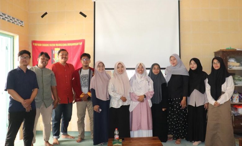Peserta bedah SOP perlindungan kader PC IMM Ahmad Dahlan Kota Surakarta berfoto bersama usai kegiatan bersama DPD IMM Jawa Tengah di Surakarta.
