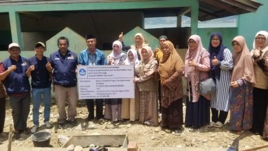 Pimpinan Wilayah ‘Aisyiyah Aceh bersama warga dan tim terkait berfoto di lokasi pembangunan TK ABA Gegarang, Aceh Tengah, usai peninjauan program revitalisasi pendidikan.
