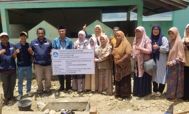 Pimpinan Wilayah ‘Aisyiyah Aceh bersama warga dan tim terkait berfoto di lokasi pembangunan TK ABA Gegarang, Aceh Tengah, usai peninjauan program revitalisasi pendidikan.