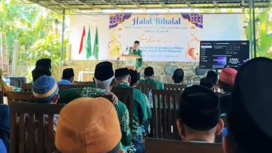 Suasana Halal Bihalal AUM Pendidikan PCM dan PCA Kalinyamatan dengan peserta guru dan pengurus Muhammadiyah-’Aisyiyah mengikuti acara di hadapan panggung utama.