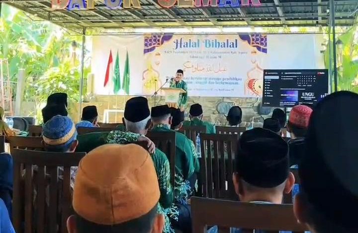 Suasana Halal Bihalal AUM Pendidikan PCM dan PCA Kalinyamatan dengan peserta guru dan pengurus Muhammadiyah-’Aisyiyah mengikuti acara di hadapan panggung utama.