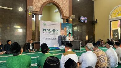 Dr. KH. Tafsir, M.Ag. memberikan materi pengajian fiqh Muhammadiyah kontekstual di hadapan jamaah Masjid Sabilurrohman Wiradesa.
