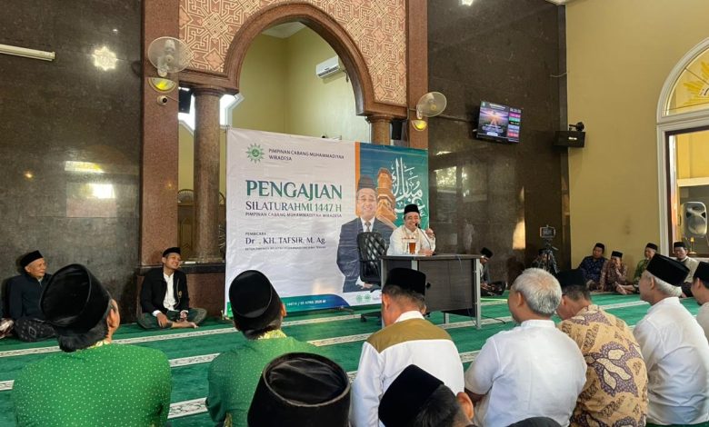 Dr. KH. Tafsir, M.Ag. memberikan materi pengajian fiqh Muhammadiyah kontekstual di hadapan jamaah Masjid Sabilurrohman Wiradesa.